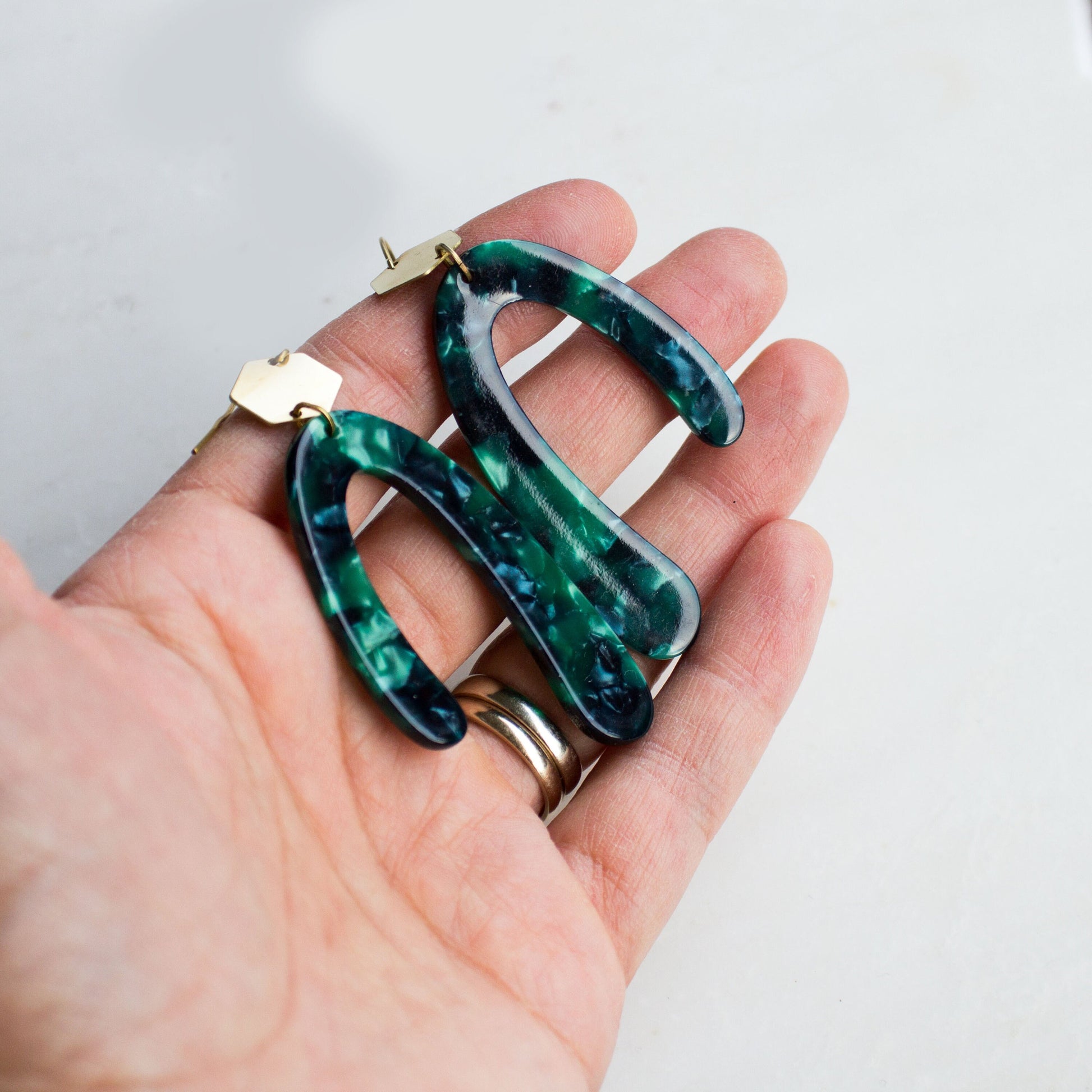 Emerald green statement earrings, u-shaped earrings with gold hexagon