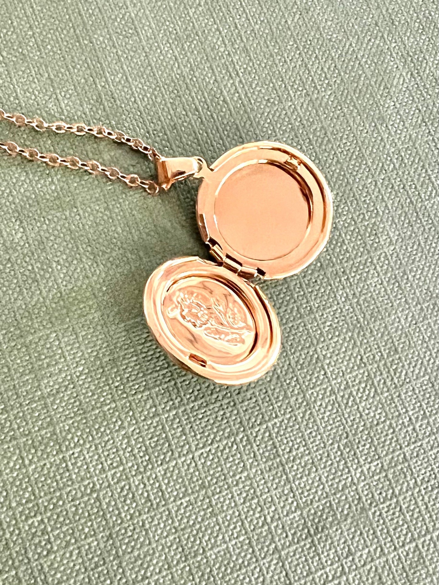 Antique style locket, 18k gold locket, flower necklace, small locket necklace, dainty locket, vintage locket, Christmas gift for her